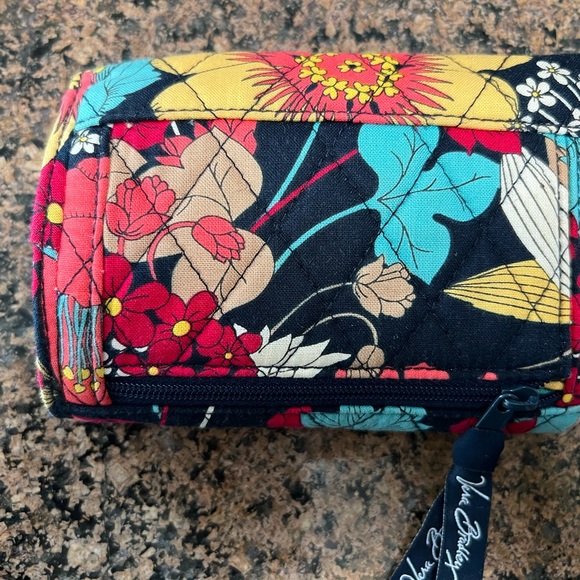 Great condition Vera Bradley with matching wallet - Picture 2 of 2